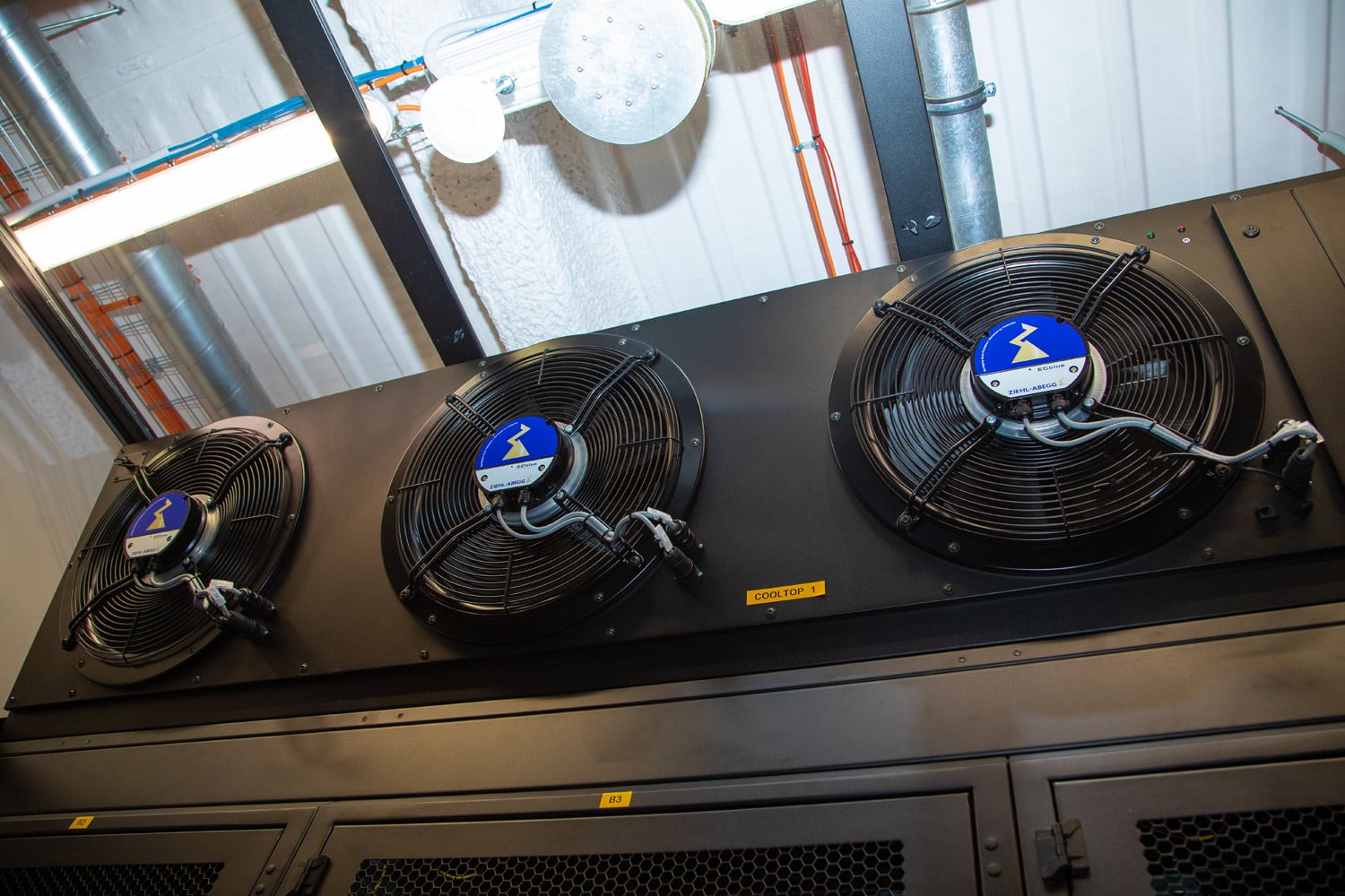 Ventilátory klimatizačních jednotek.