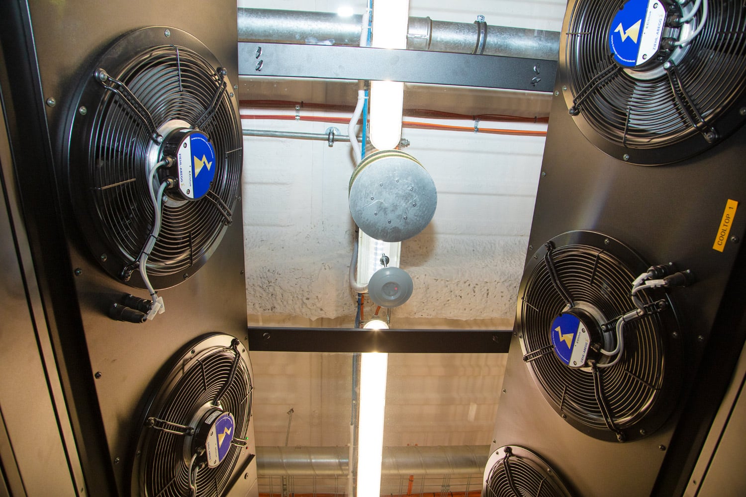 Ventilátory klimatizačních jednotek, zastřešení studené uličky, detektor kouře a ventil pro automatický hasící systém.