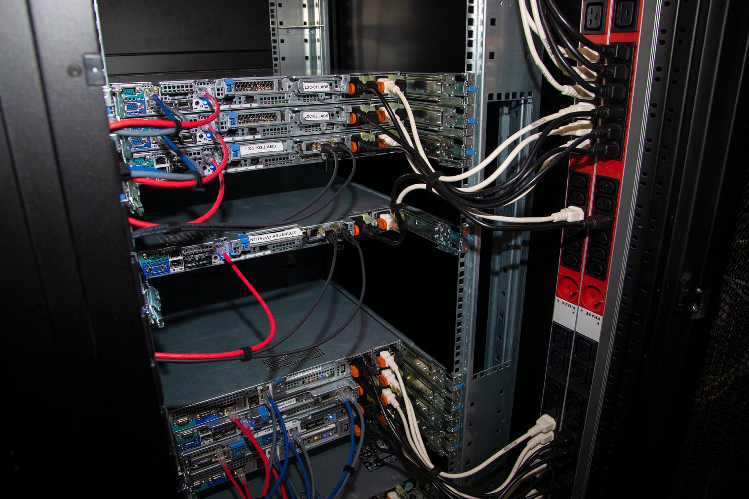 Servery Laboratoří CZ.NIC.