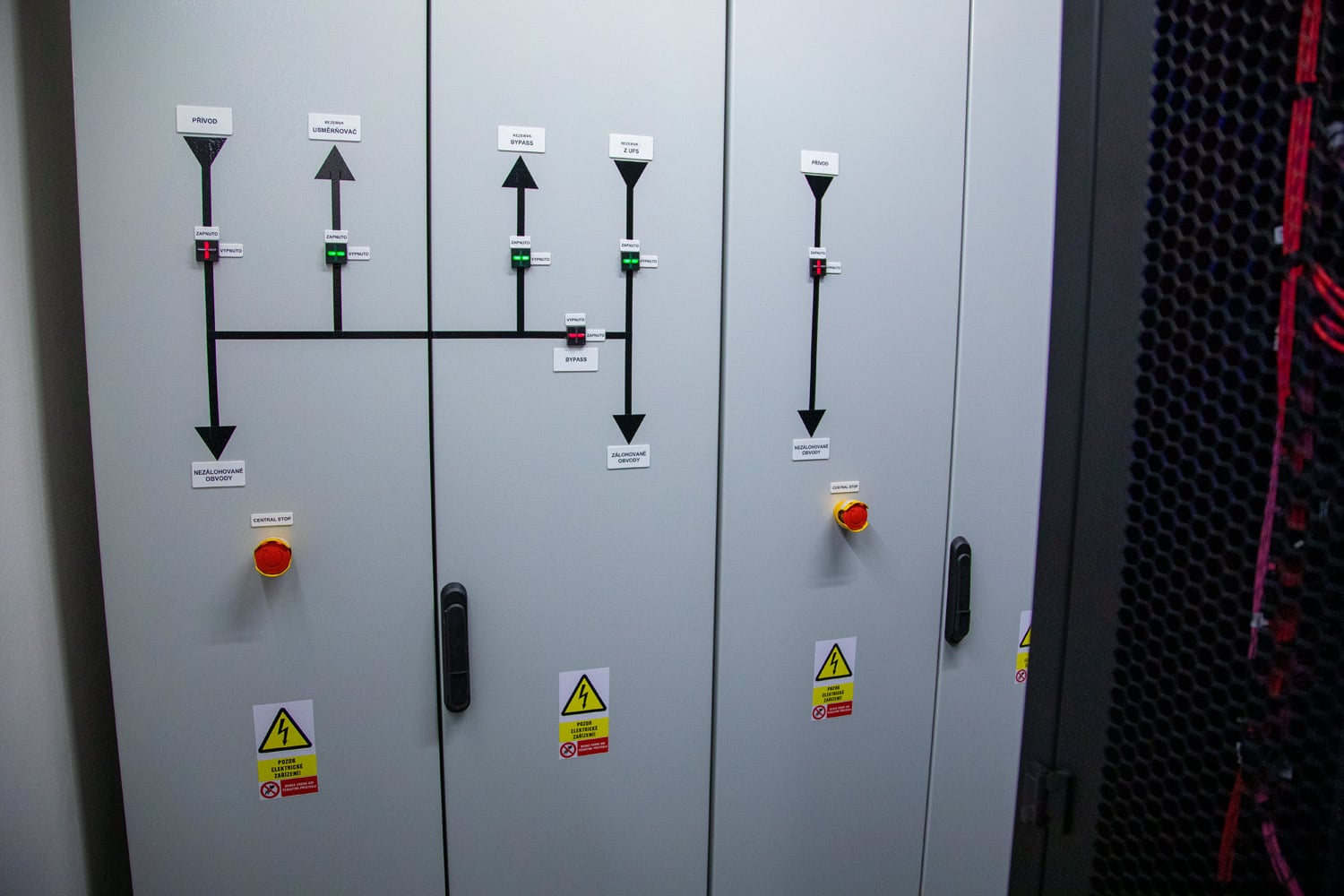 Skříně elektrických rozvaděčů pro non-ICT zařízení.