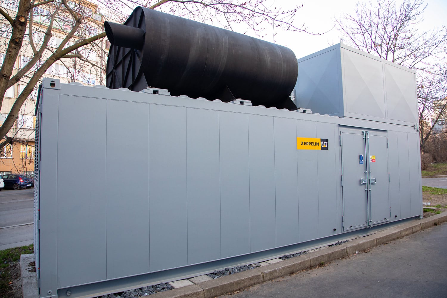 Poslední přidaný diesel agregát před budovou datacentra.