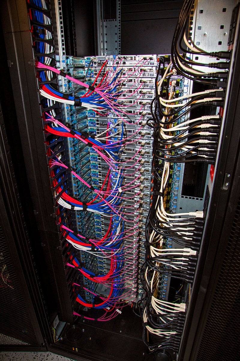 100GE DNS stack, servery z teplé uličky.