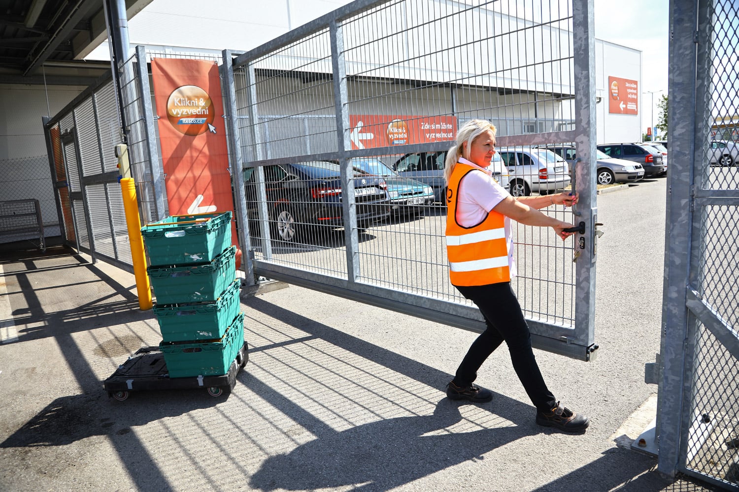 Někteří zákazníci si pro nákup jezdí pozdě, mimo čas své objednávky, spoléhají se na to, že je obchod otevřený až do 22 hodin