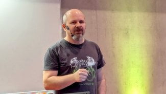Vojtěch Pavlík přednáší na LinuxDays 2025