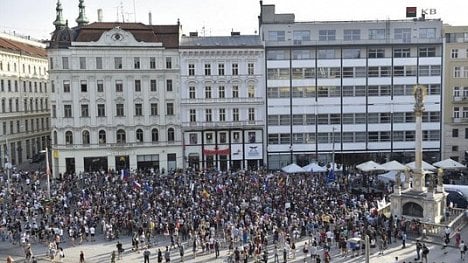 Náhledový obrázek - Lidé v regionech znovu vyšli na náměstí proti Babišovi a Benešové