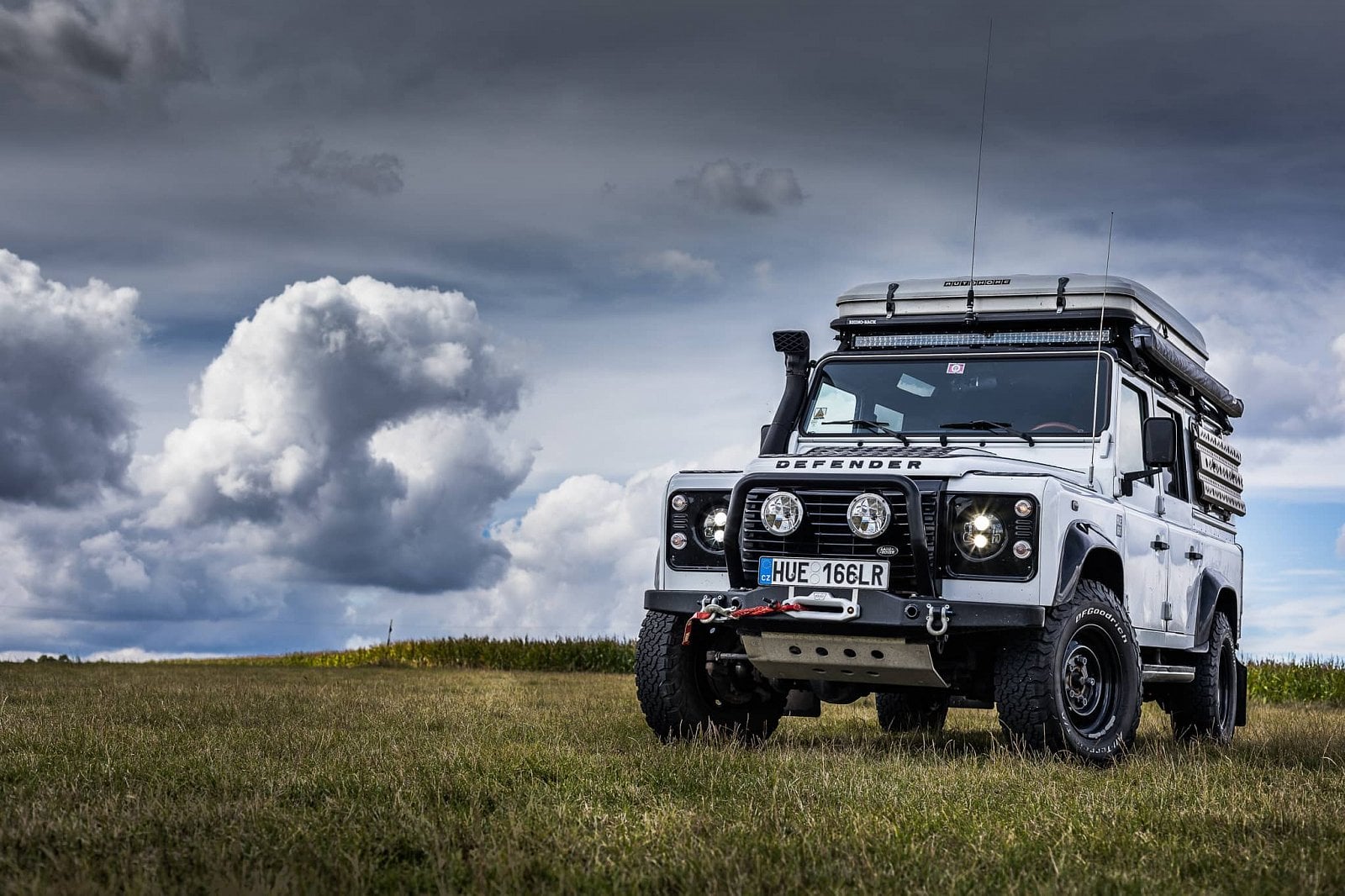 2020-10-lr-defender-a-predchudci-24.jpg