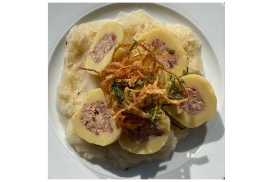 Zakladatelem Perfect Canteen & Catering je Filip Sajler, známý český šéfkuchař, který se dlouhodobě snaží zlepšovat celkovou úroveň gastronomie. Vaří se tu vždy od základu, 100% našeho úspěchu jsou a vždy budou čerstvé suroviny, tradiční kulinářské techniky a profesionální tým.