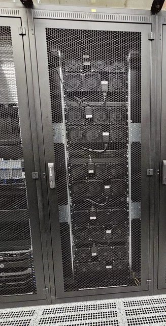AI cluster společnosti obsahuje 20 GPU akcelerátorů. Spotřebu je držena do 12 kW, aby systém šlo chladit pro nepřetržitý provoz.