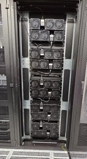 AI cluster společnosti obsahuje 20 GPU akcelerátorů. Spotřebu je držena do 12 kW, aby systém šlo chladit pro nepřetržitý provoz.