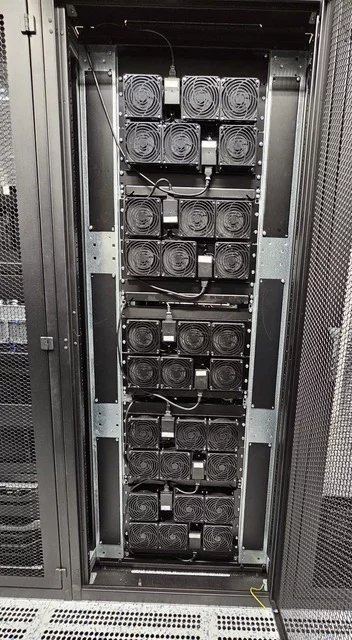 AI cluster společnosti obsahuje 20 GPU akcelerátorů. Spotřebu je držena do 12 kW, aby systém šlo chladit pro nepřetržitý provoz.