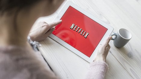 Náhledový obrázek - Netflix ztratil téměř milion předplatitelů, ale může si oddychnout. Jeho levnější varianta s reklamami přijde už příští rok