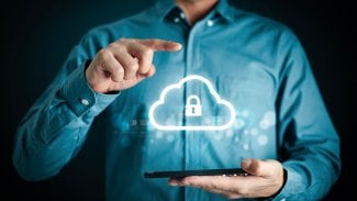 Koncept cloudového zabezpečení: Podnikatel používá tablet na zabezpečené globální sítě, šifrování dat, ochranu brány firewall, nepřetržité monitorování