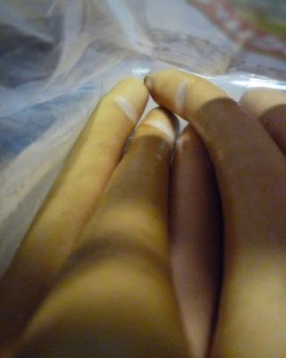 Vídeňský párek. Kategorie: Nebezpečné potraviny. Nevyhovující parametr: podmínky skladování, vzhled, vůně. Potravina měla oslizlý a lepkavý povrch a zapáchala po kažení. Potravina se nepovažuje za bezpečnou, pokud jeví známky kažení. Potravina byla skladována při nevyhovujících teplotních podmínkách a měla neznámé datum použitelnosti. Z tohoto důvodu nejsou uvedeny informace o výrobci. Místo kontroly:
Chanh Le Quang, Němčice nad Hanou