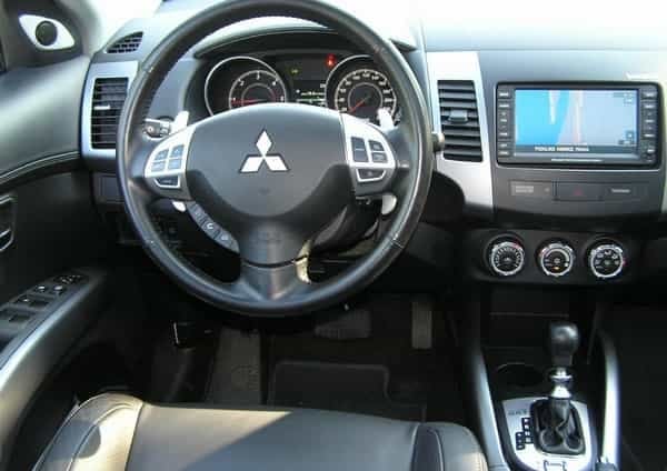 2011-10-mitsubishi-outlander-2-2-di-d-tc-sst-2.jpg