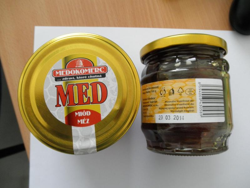 Med lesní s přidaným barvivem (amoniak - sulfitový karamel), MEDOKOMERC Čestín /  Tesco Přelouč