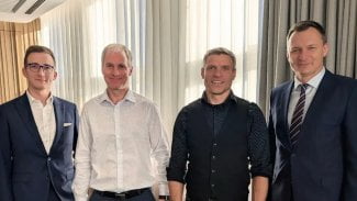 Tomáš Šebek (třetí zleva)