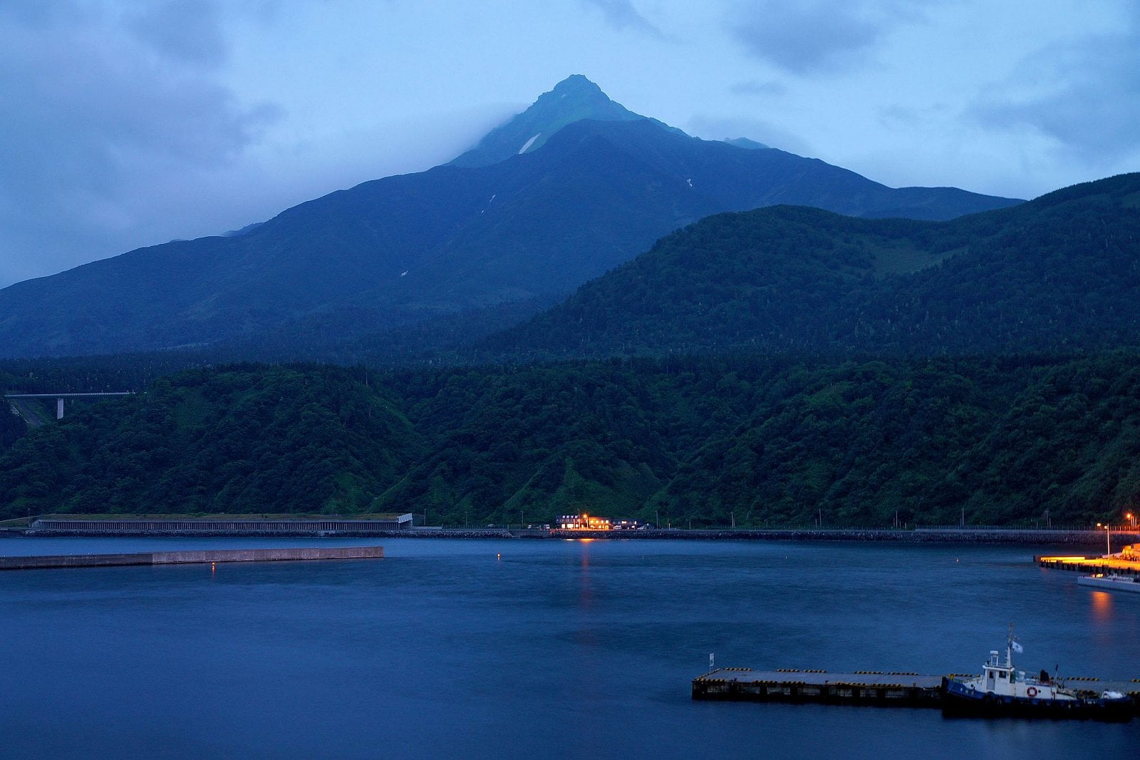 2021-11-130726_Mount_Rishiri_view_from_Oshidomari_Port_in_Rishir