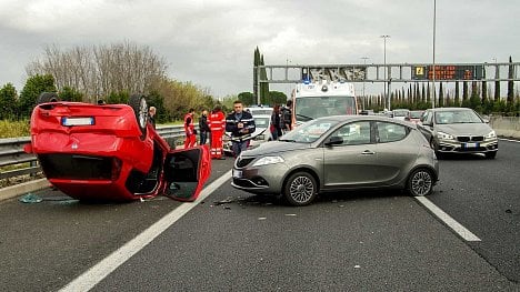 Náhledový obrázek - Smrtelných nehod amerických seniorů ubývá, jsou ale na silnici nejohroženější