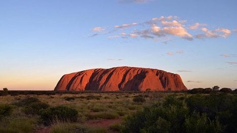 Náhledový obrázek - Dál už ani krok. Posvátná hora Uluru se turistům nadobro uzavřela