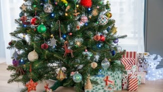 Vánoční strom se světýlky a dárky