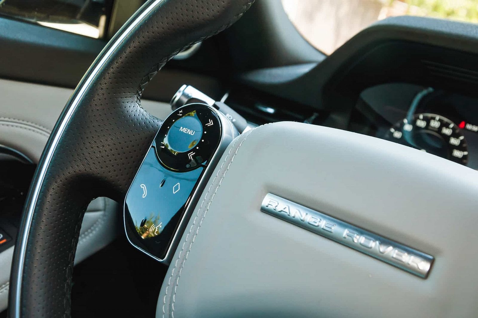 2019-09-Range-Rover-Evoque-2020-8-of-40.jpg