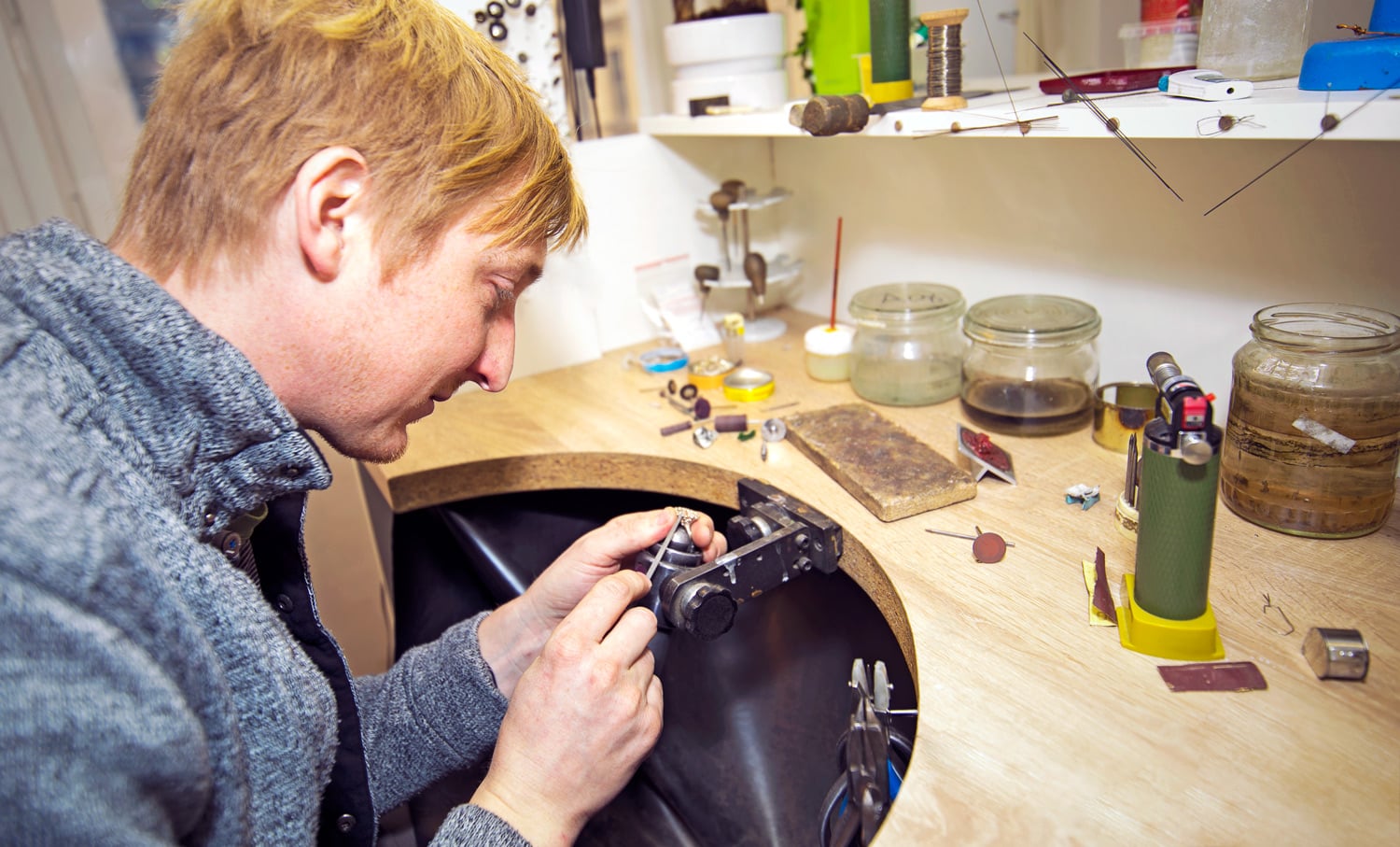 Michal Kadaník vybrušuje prstýnek.