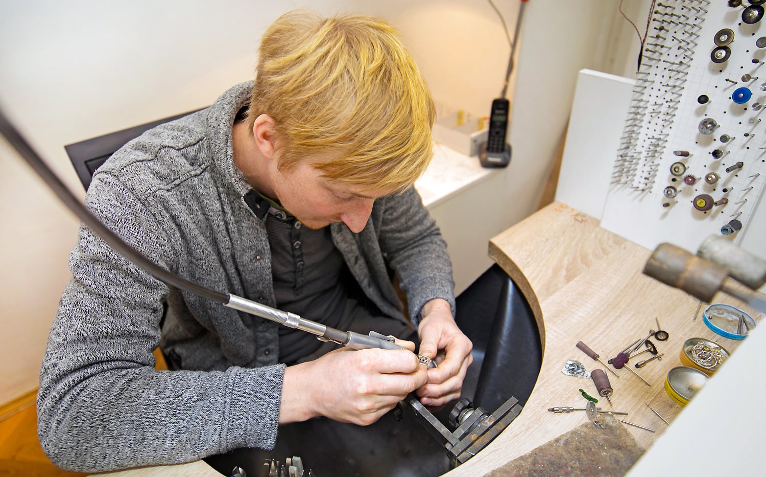 Tento sperkařský nástroj trochu připomíná zubařskou vrtačku. A podle Michala Kadaníka funguje podobně.