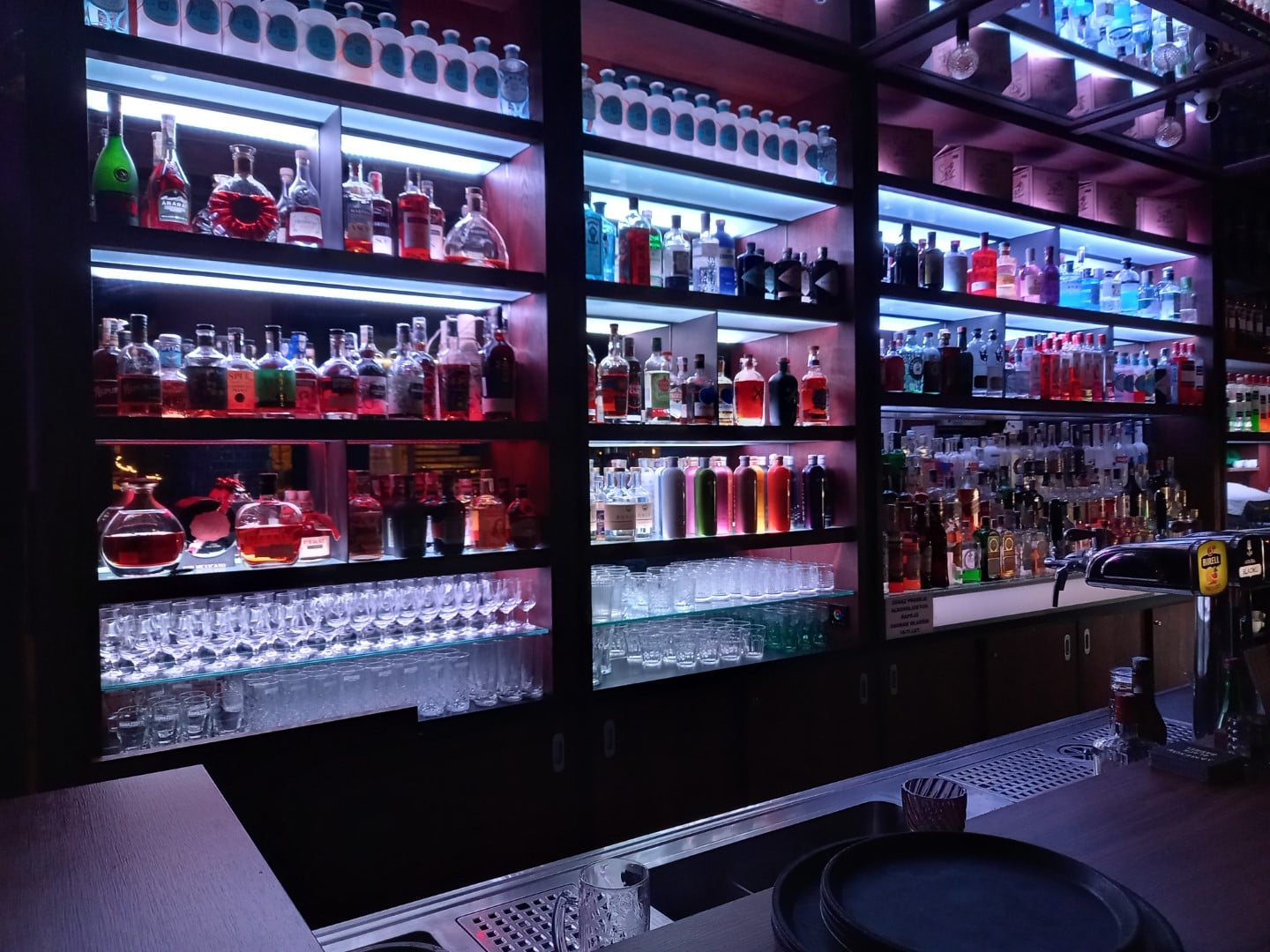 Celníci odhalili nelegální výrobu alkoholu v barech