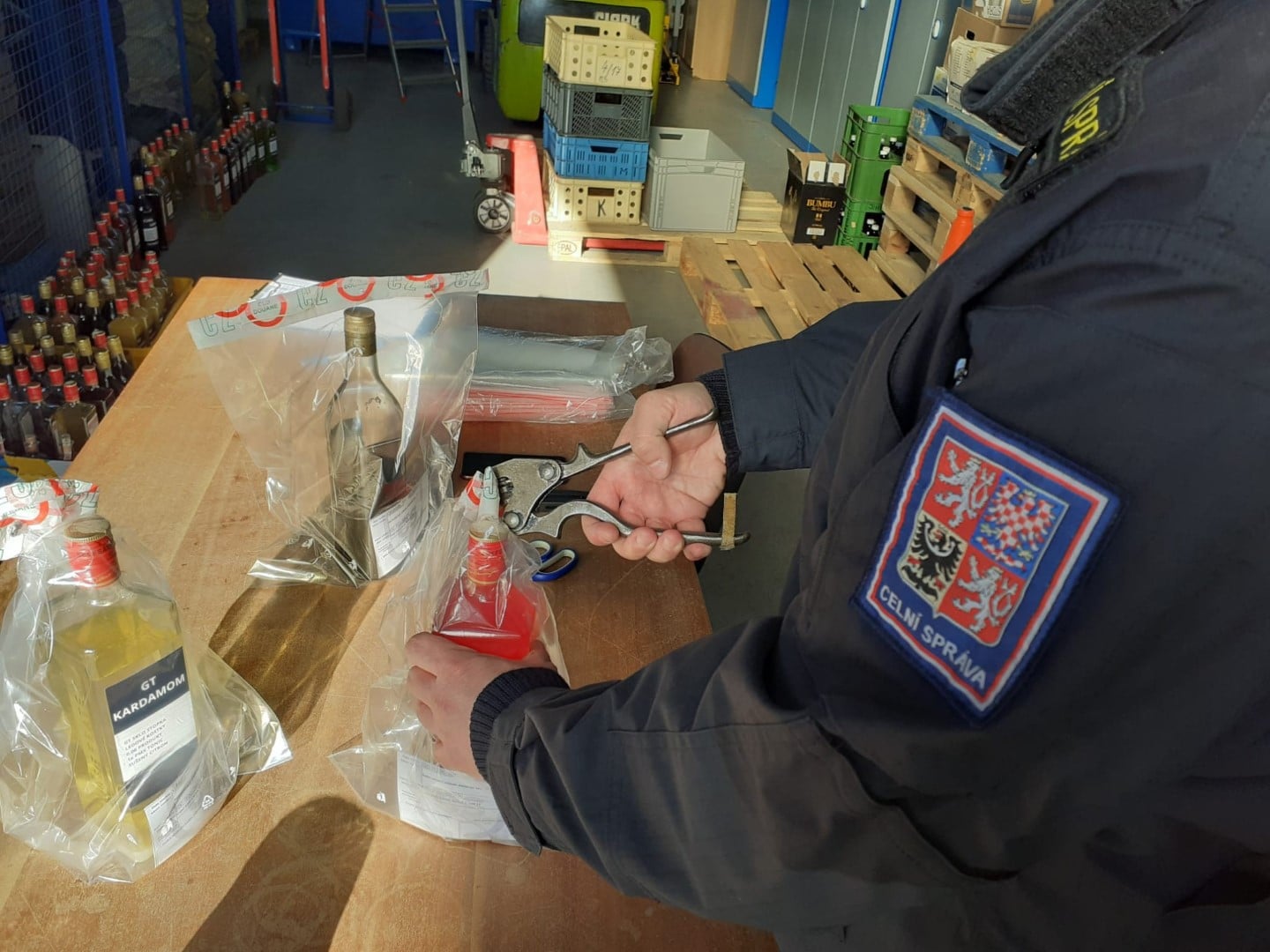 Celníci odhalili nelegální výrobu alkoholu v barech