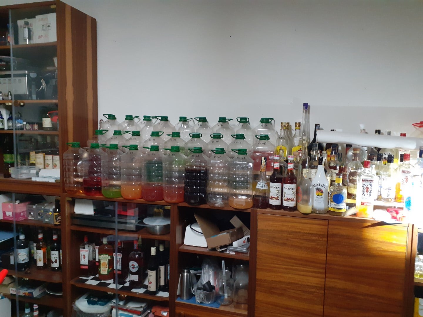 Celníci odhalili nelegální výrobu alkoholu v barech