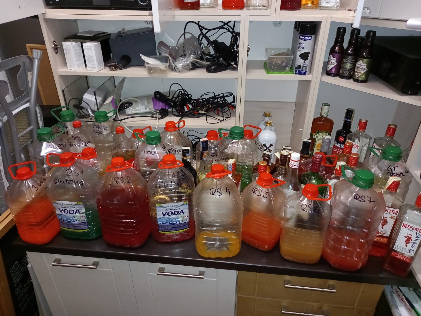 Celníci odhalili nelegální výrobu alkoholu v barech