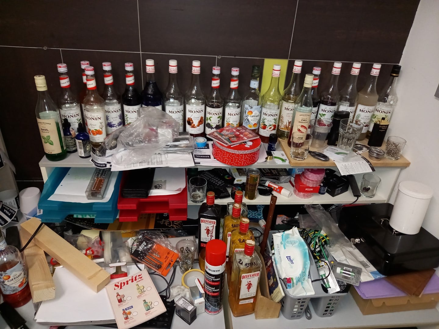 Celníci odhalili nelegální výrobu alkoholu v barech