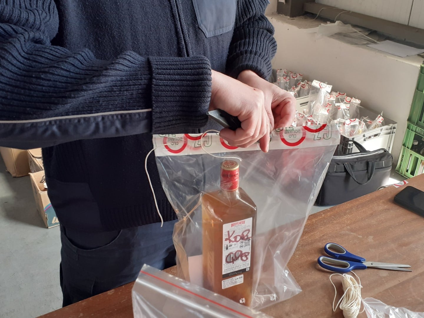 Celníci odhalili nelegální výrobu alkoholu v barech