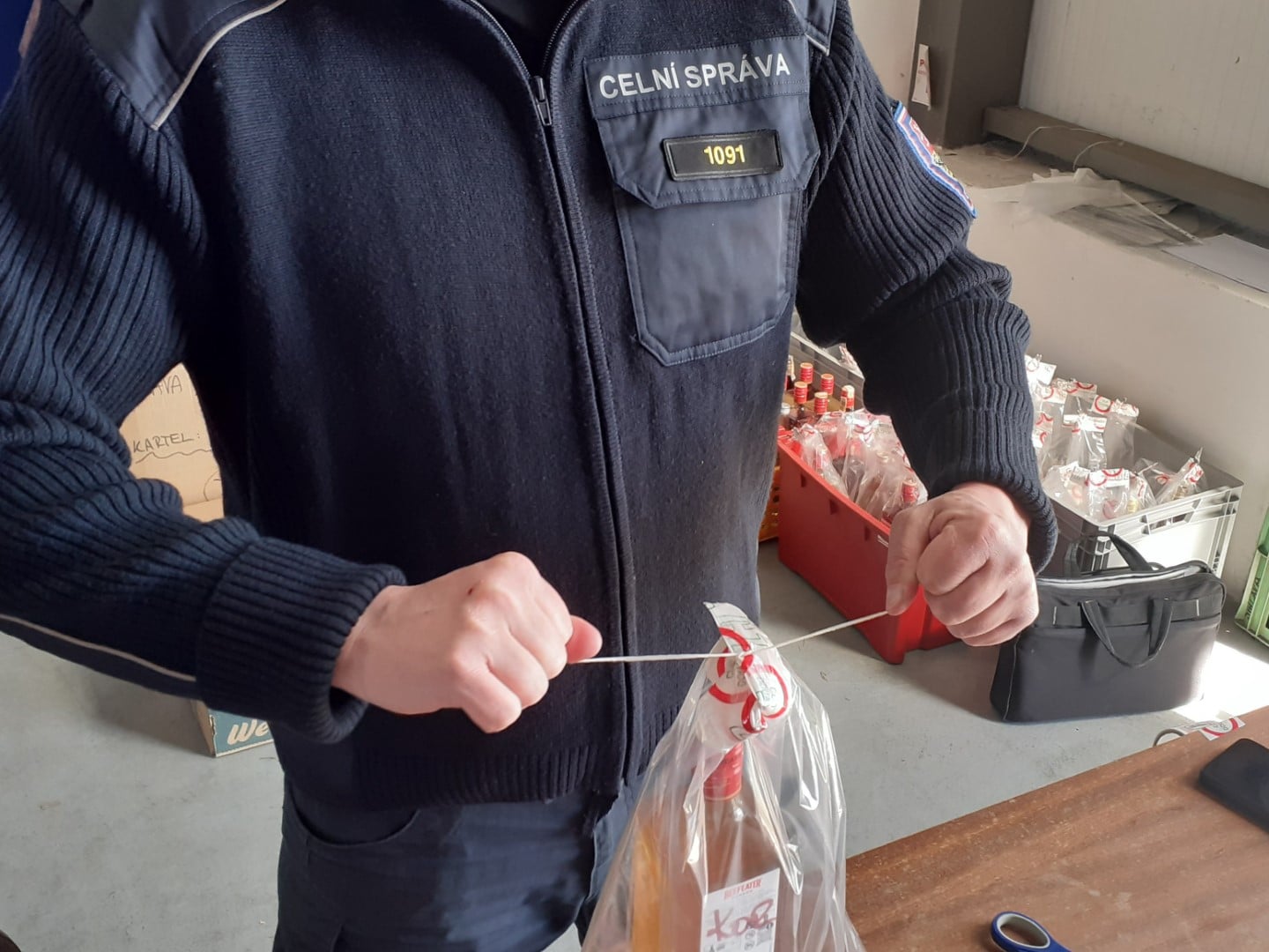 Celníci odhalili nelegální výrobu alkoholu v barech