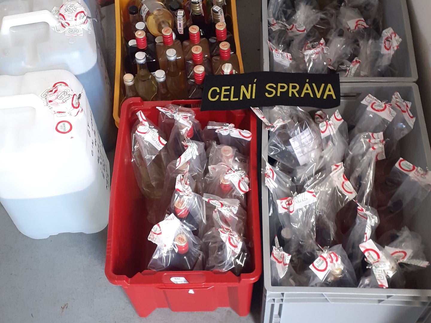 Celníci odhalili nelegální výrobu alkoholu v barech