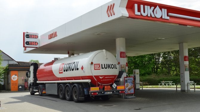 Ruský Lukoil se podvolil americkým sankcím. Firma prodá svá zahraniční aktiva společnosti Gunvor