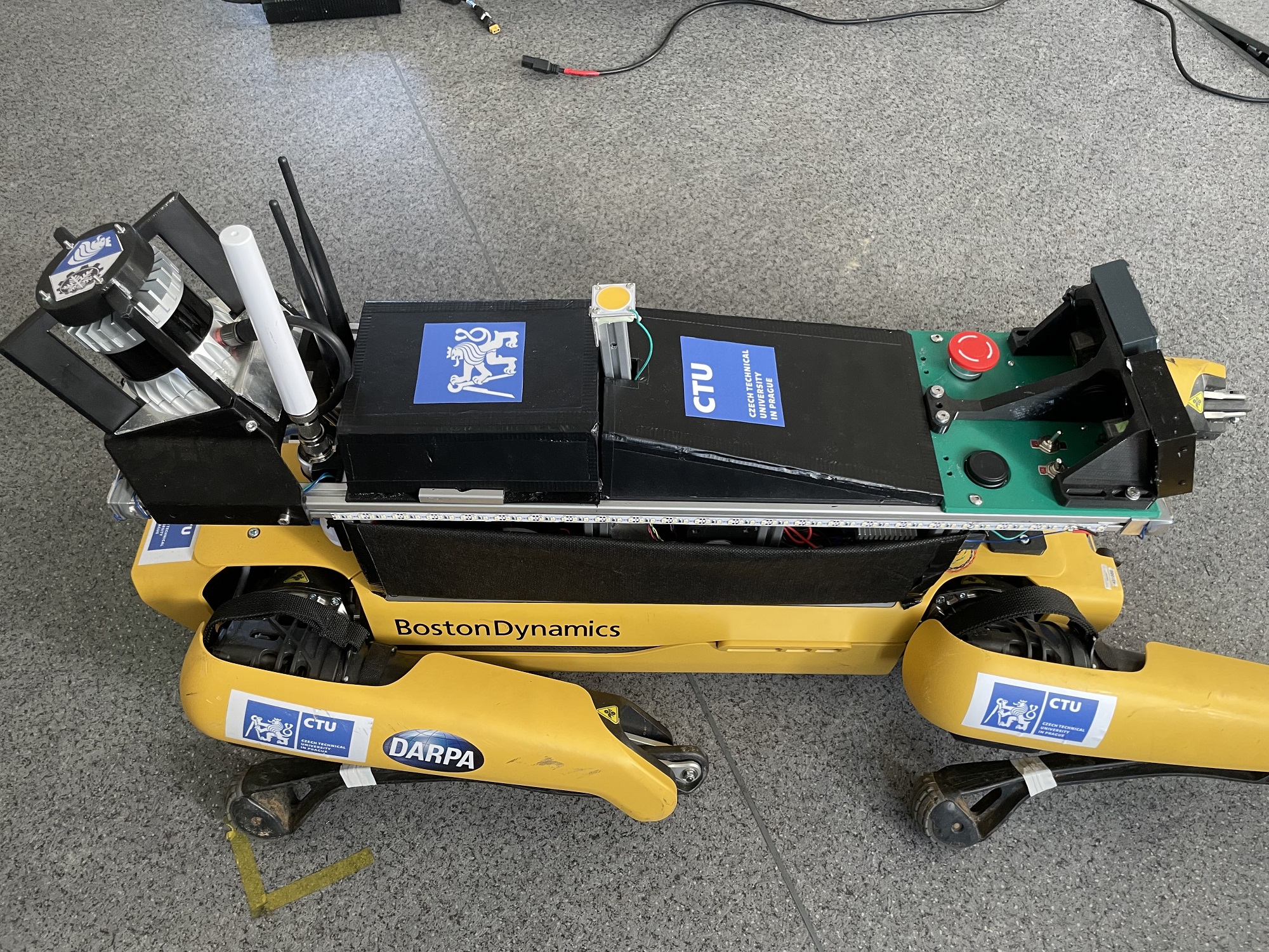 Robot SPOT s "batůžkem" se senzory a počítači.