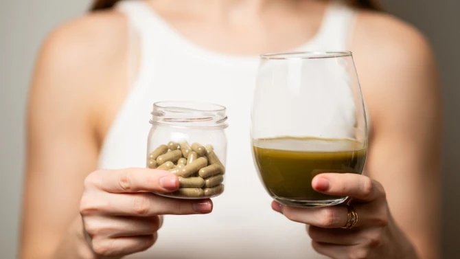 Kratom v tabletách a nápoji