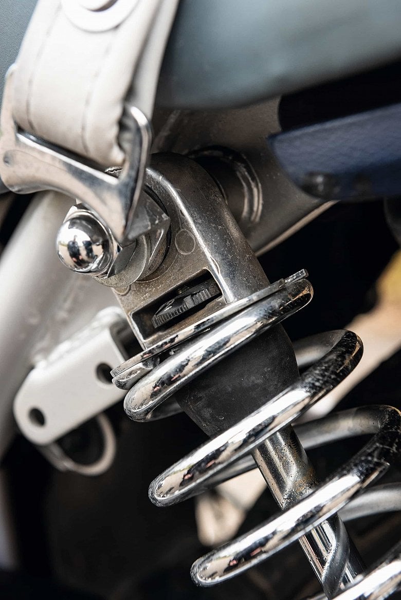 2019-09-suzuki_katana_original_standards_details-17.jpg