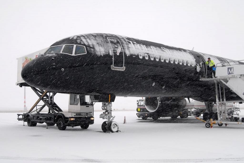 2015-09-boeing-757-hotelovc3a9ho-c599etc49bzce-four-seasons-2.jp