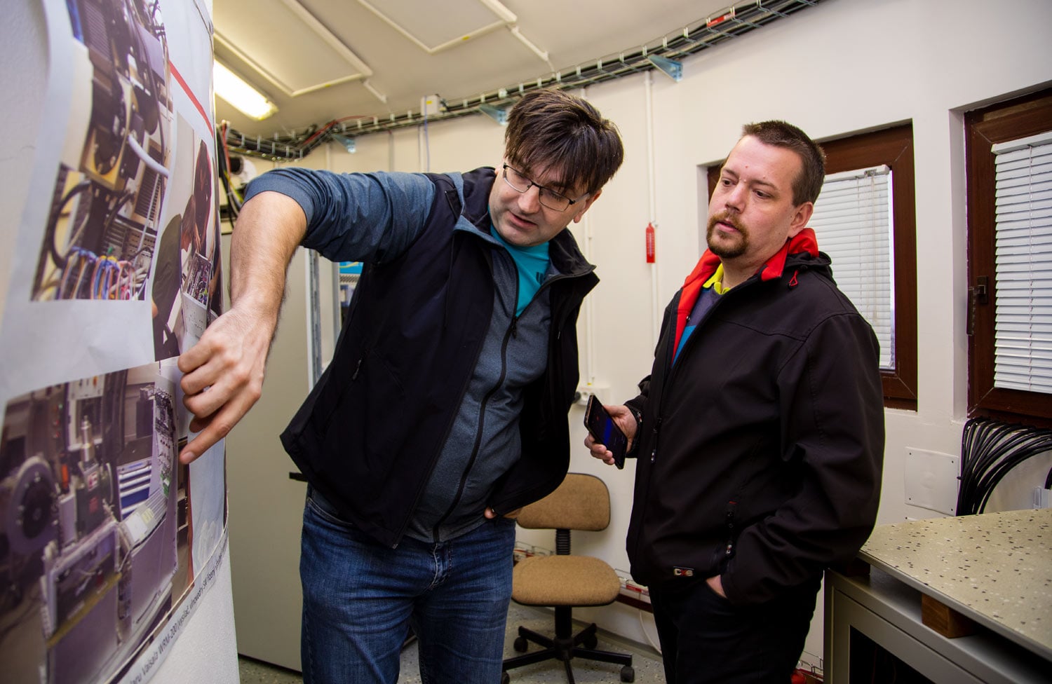 Petr Novák ukazuje fotky ze stavby.