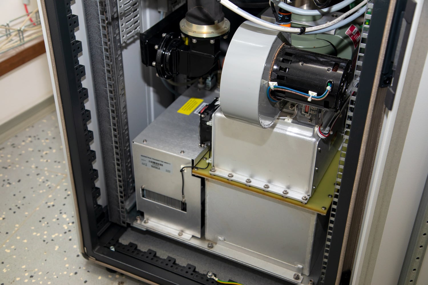 Vysílač, uvnitř je ukryt magnetron.