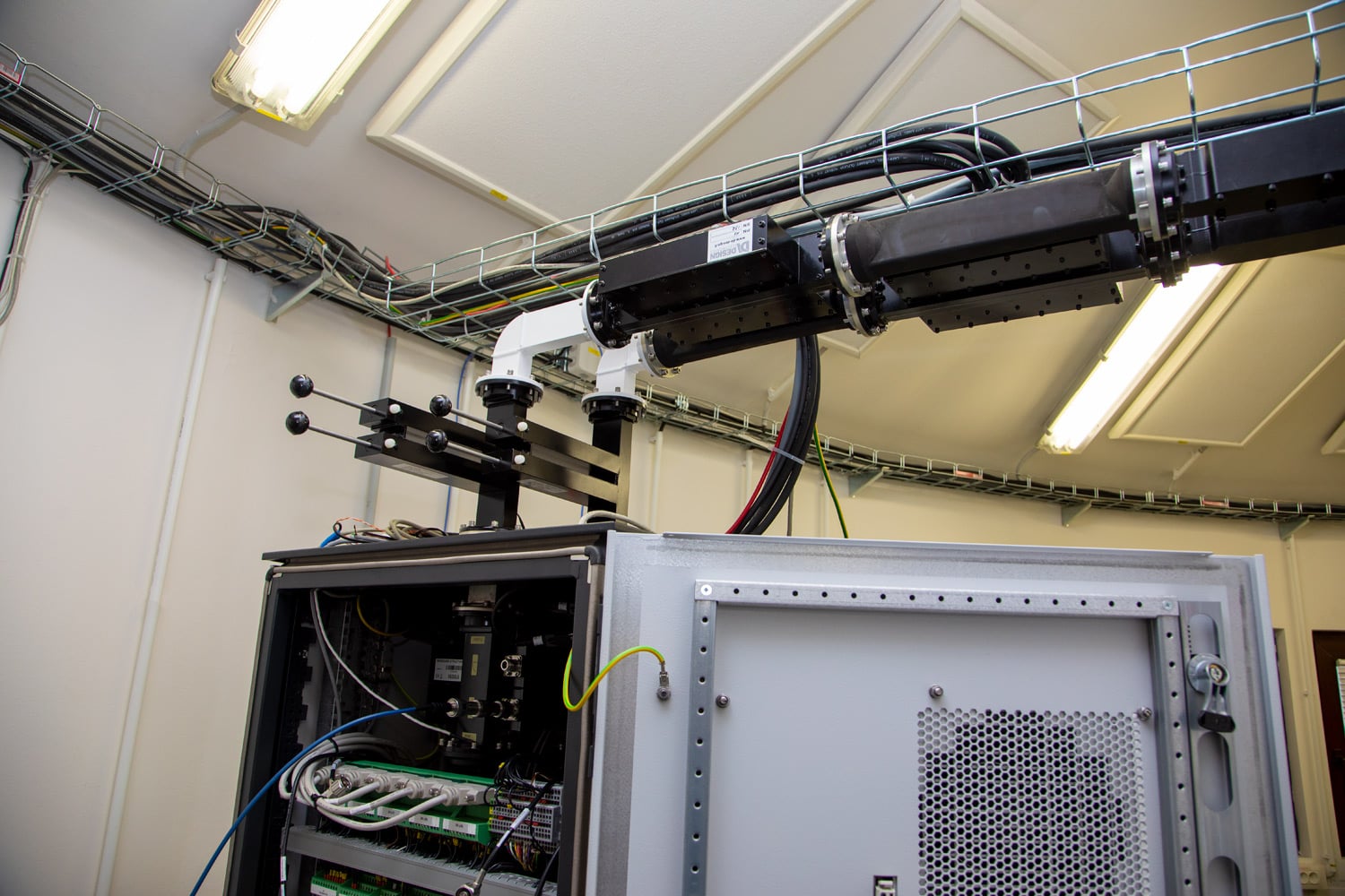 Vlnovody s ladicími prvky.