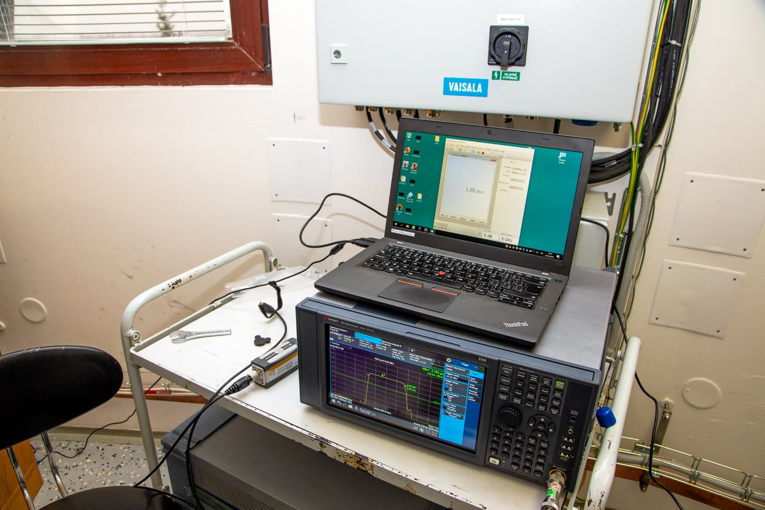 Spektrální analyzátor zobrazující tvar vysílaného pulsu.