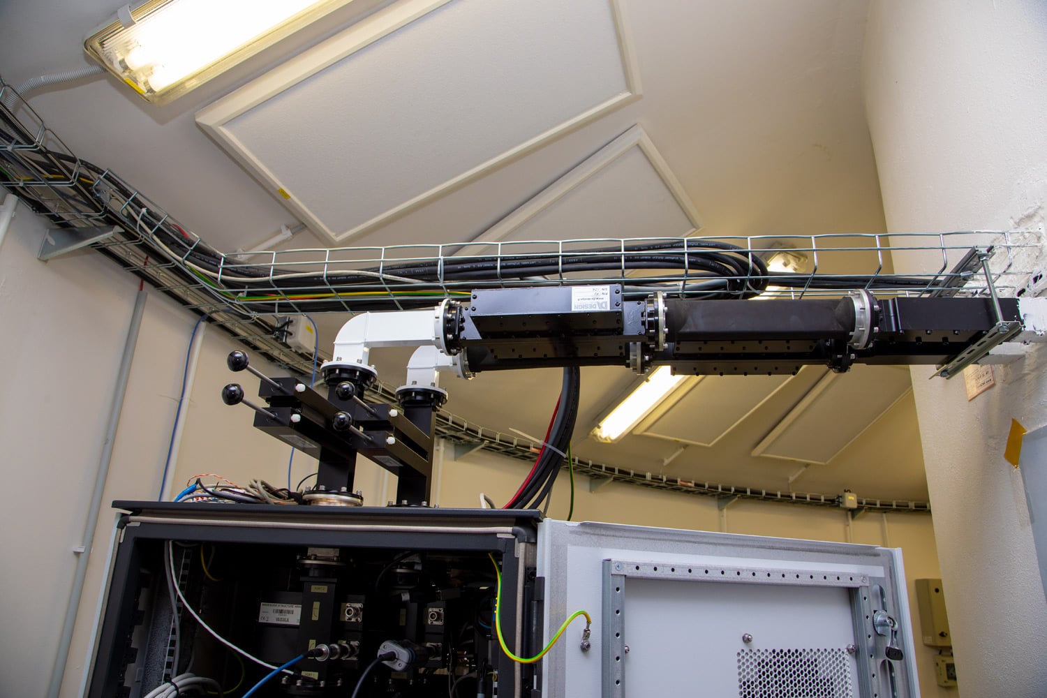 Vlnovody vedoucí k anténě.