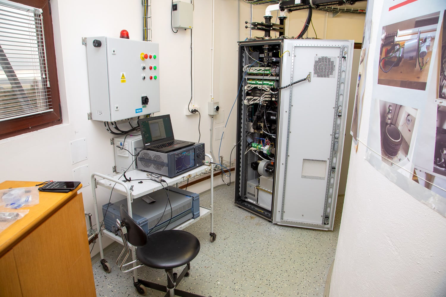 Pohled na radarovou skříň.