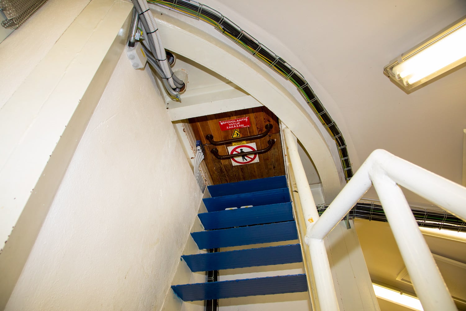 Schůdky k plošině s anténou.