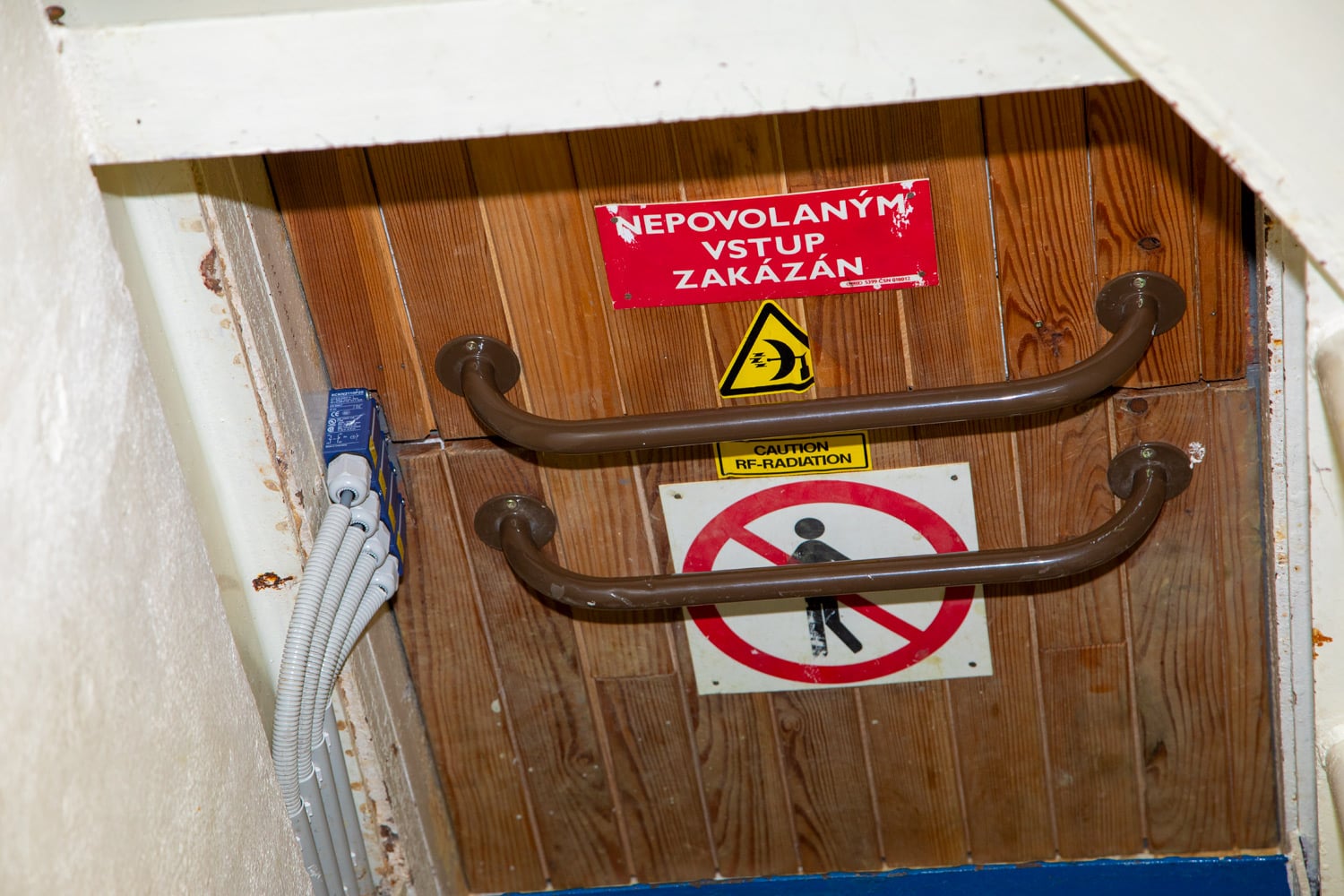 Když anténa běží, tak se sem nesmí. Čidla detekují zavření dvířek.