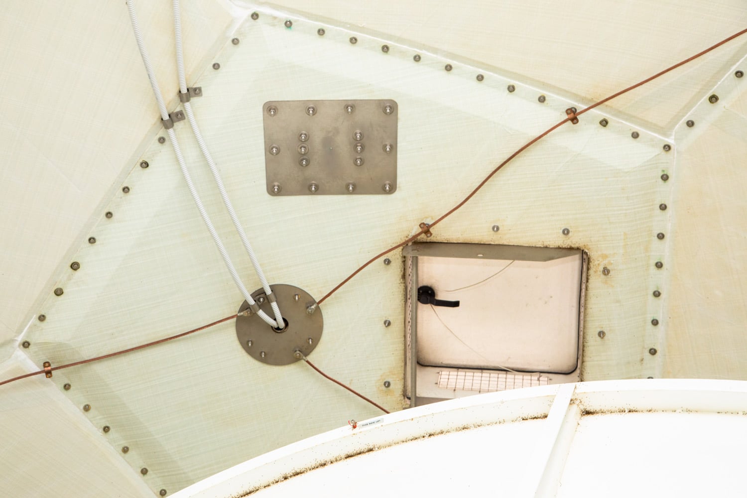 Anténu před deštěm a větrem chrání kopule.