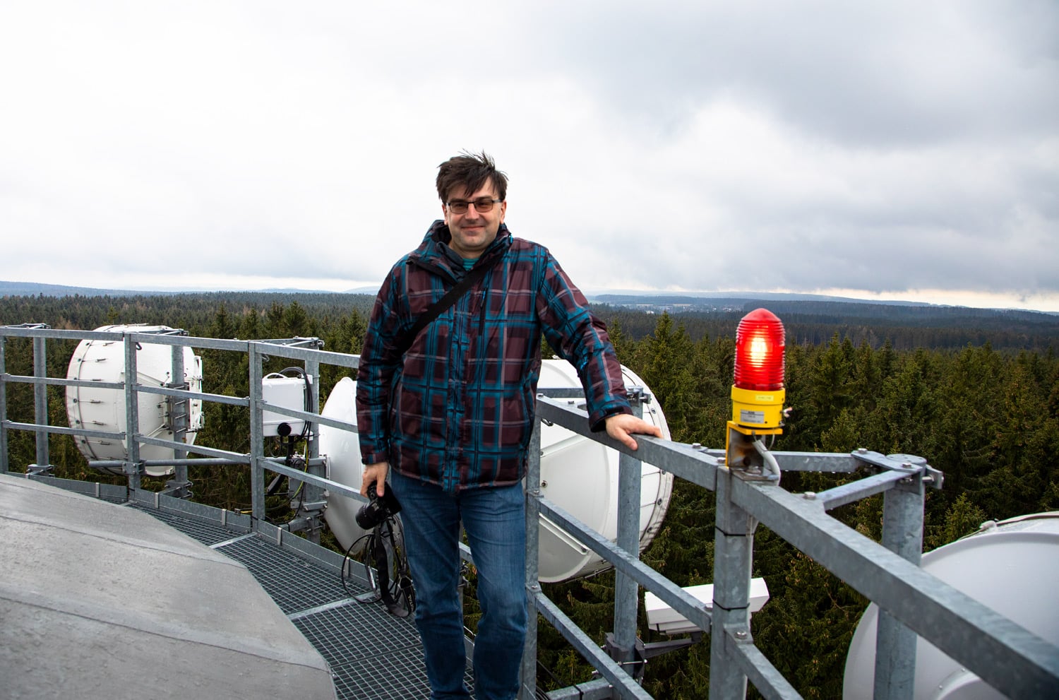 Petr Novák z ČHMÚ na ochozu kolem antény.